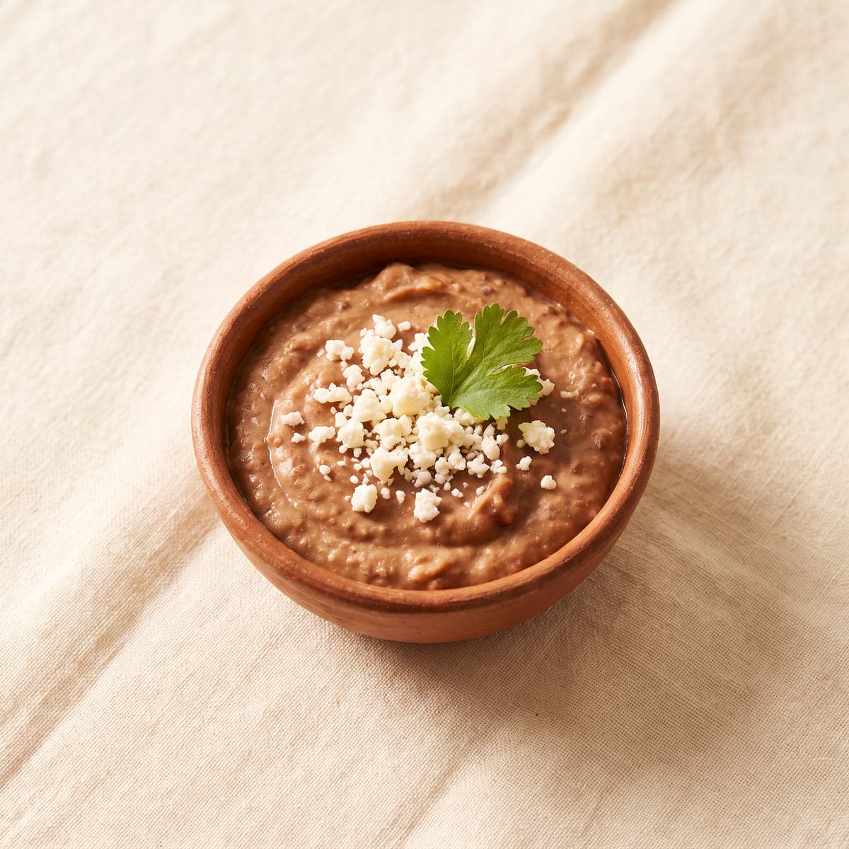 Cazuelita de frijoles refritos con queso fresco